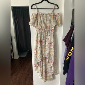 Long dress with shoulder sleeves